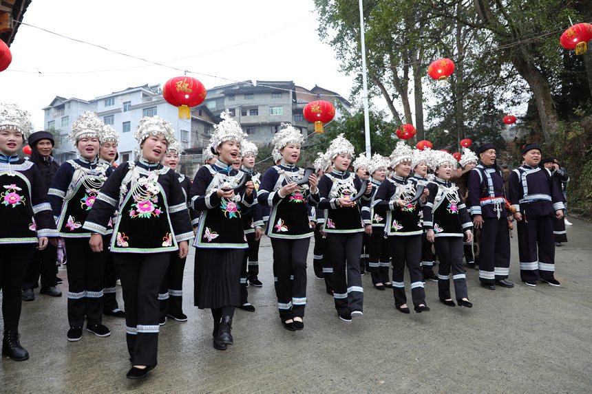 侗族群眾在迎賓攔門。楊家孟攝