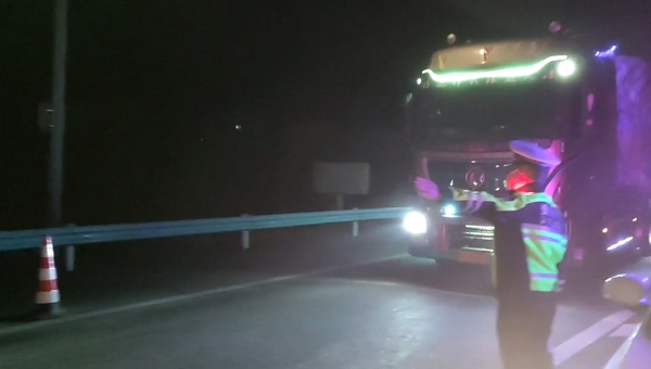 民警將該車引導至青巖服務區。圖片由貴陽高速交警提供