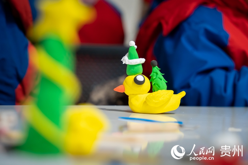 前來研學的學生制作的橡皮泥作品。人民網記者 涂敏攝