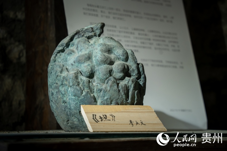 村內(nèi)藝術(shù)家的雕塑藝術(shù)作品《坦》。人民網(wǎng)記者 涂敏攝