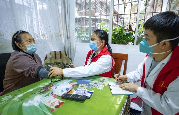 貴陽市頭橋社區醫護人員正在為居民進行入戶體檢。陳慧 攝