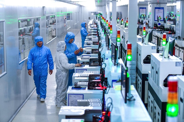 中晟泰科LED智能工廠技術員在固晶車間作業。陳慧 攝