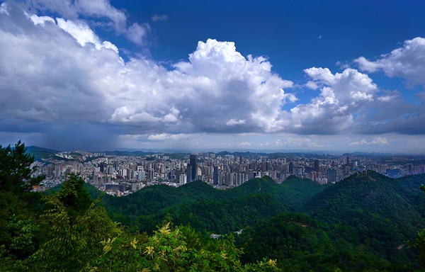 群山綠樹環繞貴陽城。陳慧 攝