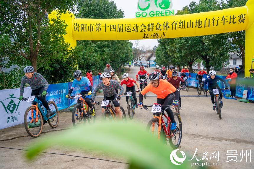 發令槍響，運動員們沖出起點。人民網記者 涂敏攝