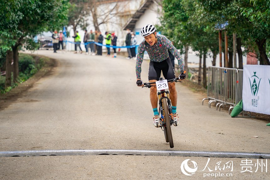 沖線。人民網(wǎng)記者 涂敏攝