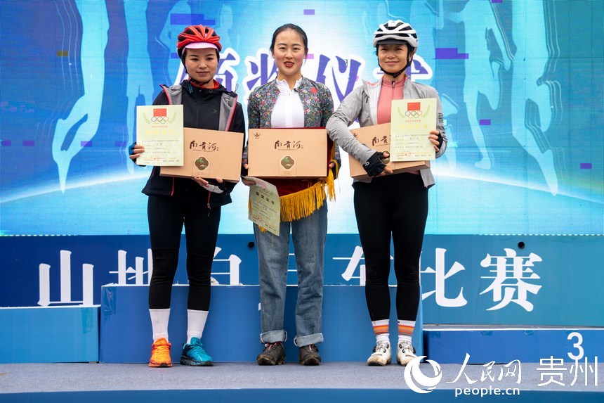 女子組前三名合影。人民網記者 涂敏攝