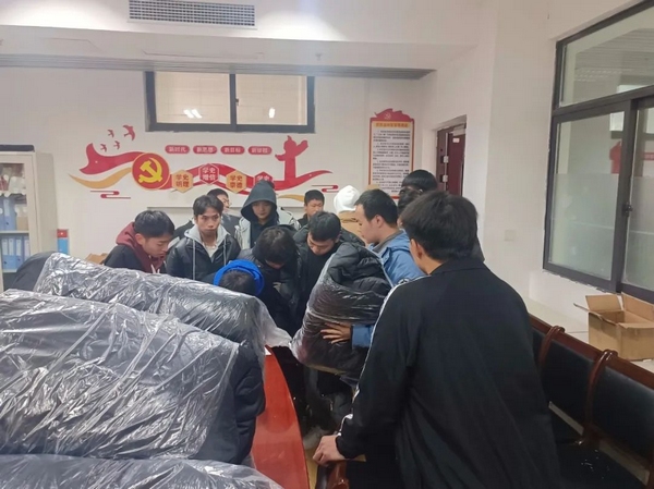 暖心冬衣發放現場。