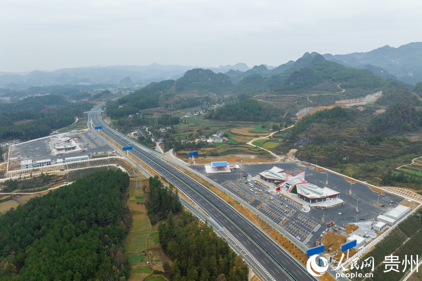 航拍仁遵高速蓮池服務區。人民網 涂敏攝