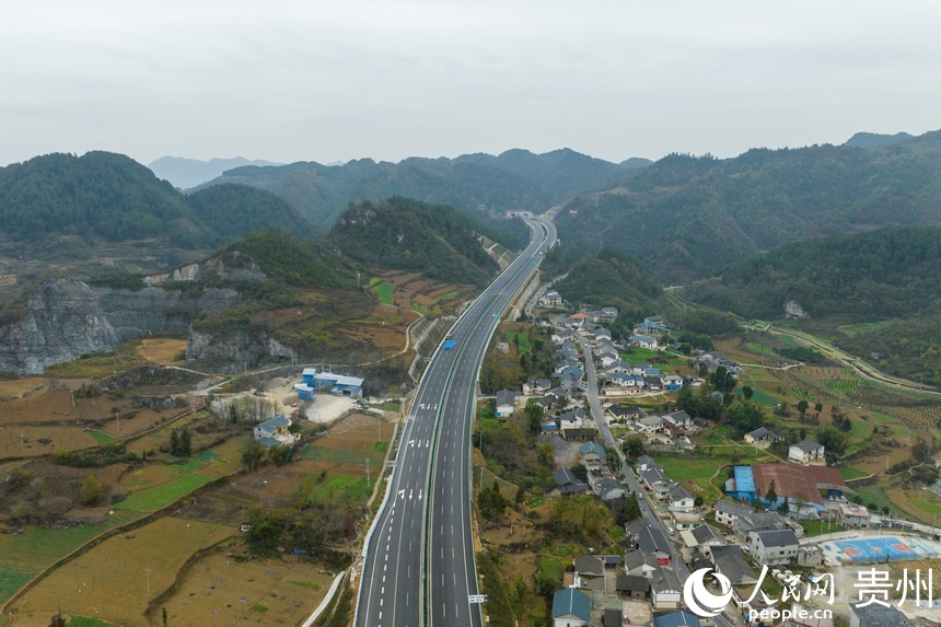 航拍仁遵高速。人民網 涂敏攝