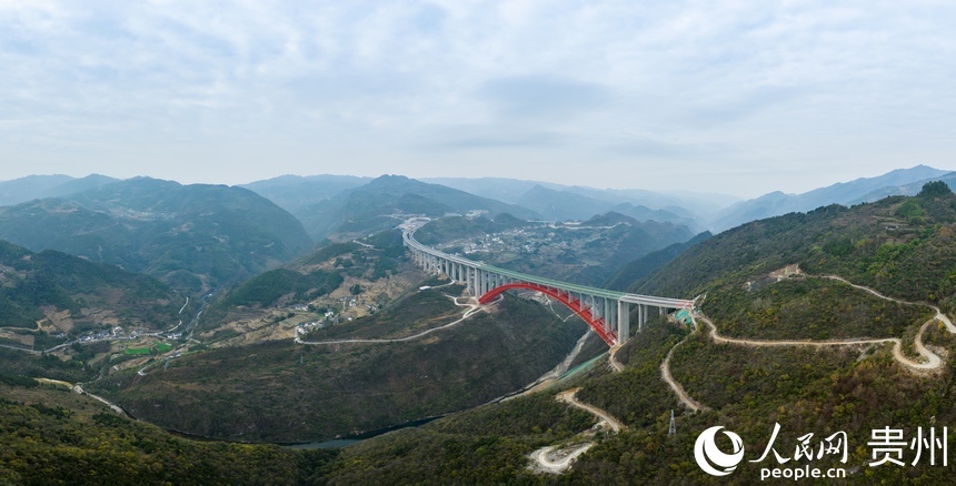 航拍仁遵高速大發渠特大橋。人民網 涂敏攝