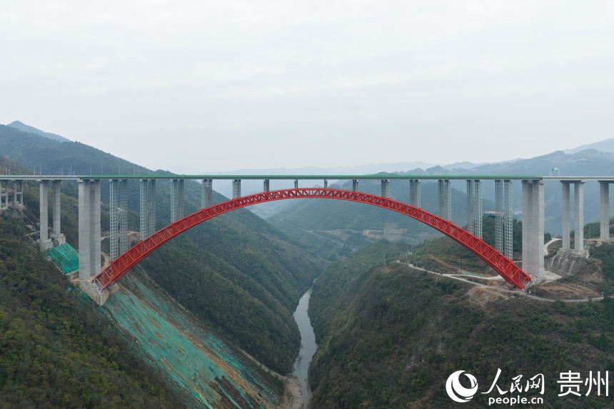 航拍仁遵高速大發渠特大橋。人民網 涂敏攝