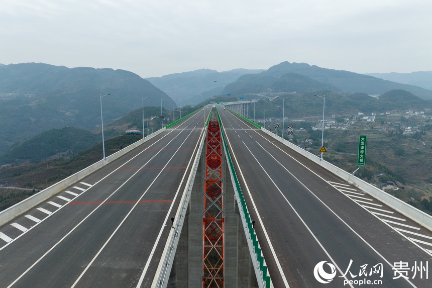 航拍仁遵高速。人民網 涂敏攝