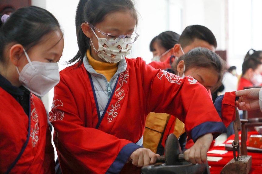 12月13日，同學們現場體驗經典藥具的用法。