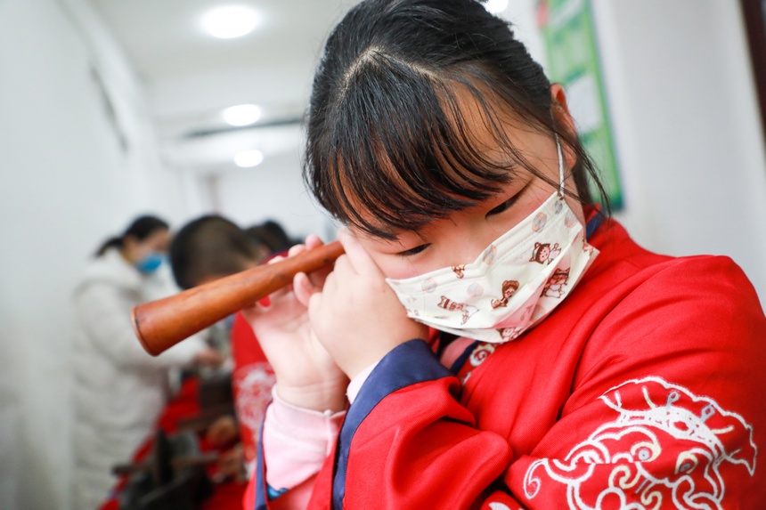 12月13日，同學們現場體驗經典藥具的用法。