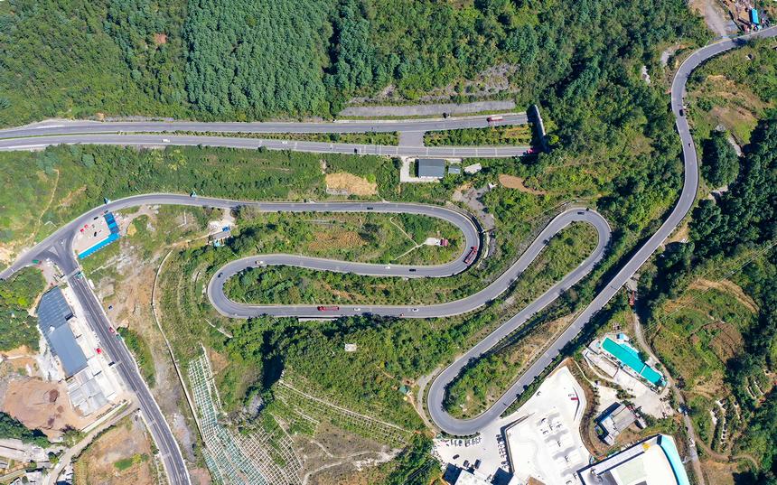 畢威高速與野馬川段326國道并行。