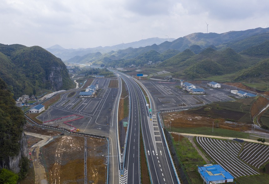 赫六高速韭菜坪服務區(qū)。