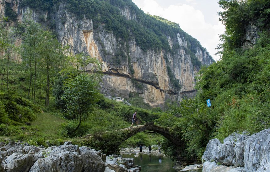 石板河掛壁公路與古老石橋相互守望。