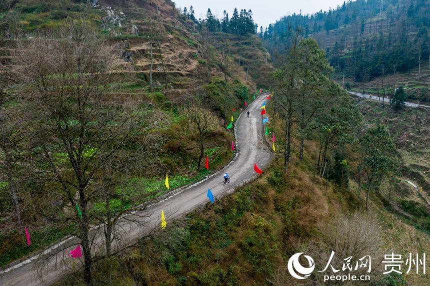 航拍自行車“彎道王”爬坡賽現(xiàn)場(chǎng)。人民網(wǎng) 涂敏攝