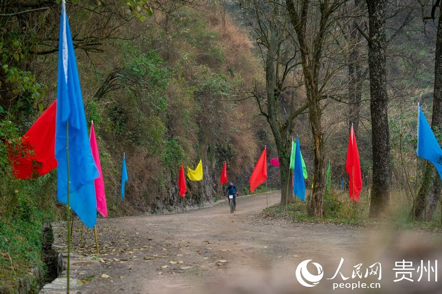 自行車“彎道王”爬坡賽現(xiàn)場(chǎng)。人民網(wǎng) 涂敏攝