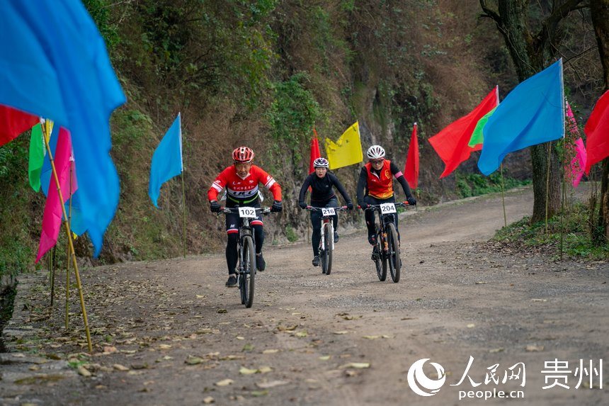 自行車“彎道王”爬坡賽現場。人民網 涂敏攝