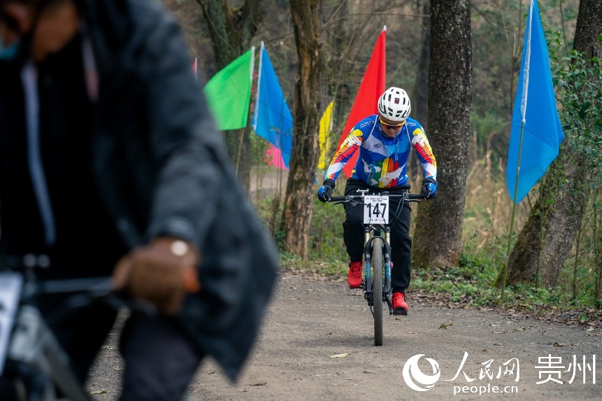 自行車“彎道王”爬坡賽現場。人民網 涂敏攝