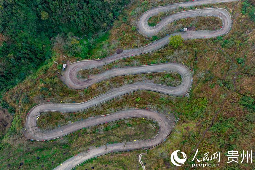 航拍自行車“彎道王”爬坡賽現場。人民網 涂敏攝