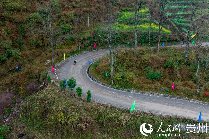航拍自行車“彎道王”爬坡賽現場。人民網 涂敏攝