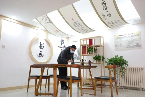 3 居民在金華園街道綜合文化站練習書法