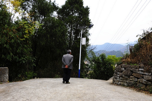 香坪組太陽能路燈“進村入戶”。左華攝