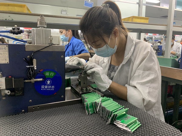 貴州貴航新能源科技有限公司生產(chǎn)車間工人正在工位上工作。