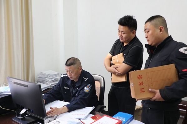 宋波與同事討論案情。安龍縣公安局供圖