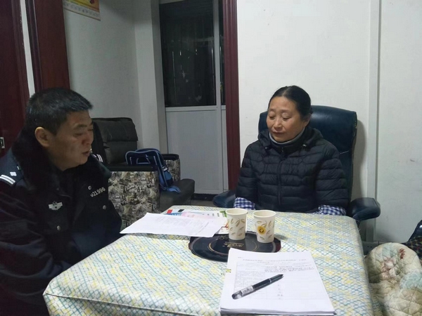 宋波進村入戶開展走訪。安龍縣公安局供圖