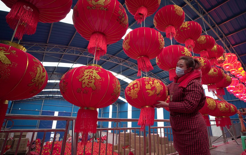 工人在檢查燈籠成品的質量。