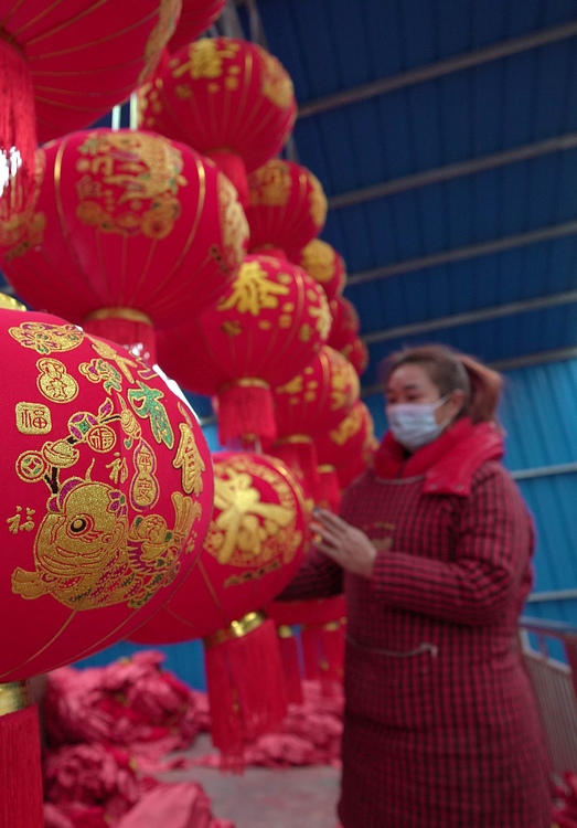 工人在檢查燈籠成品的質量。 