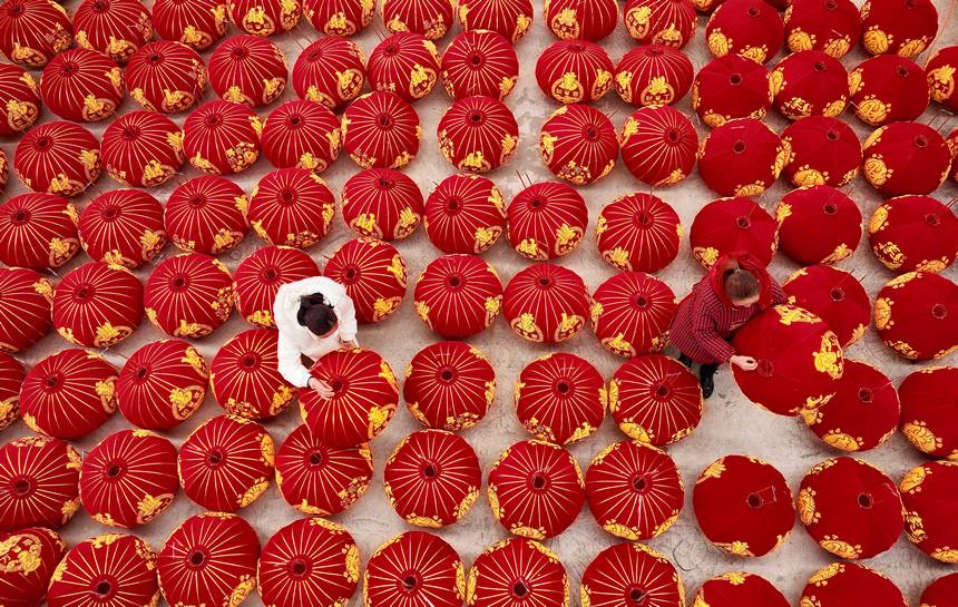 工人在晾曬制作好的燈籠（無人機(jī)照片）。