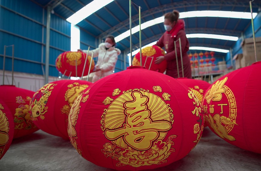工人在晾曬制作好的燈籠。