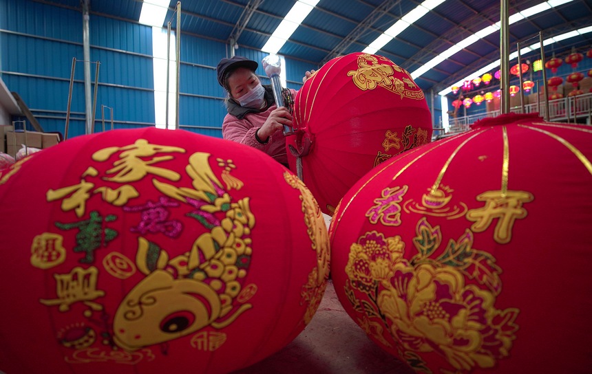 工人在制作燈籠。
