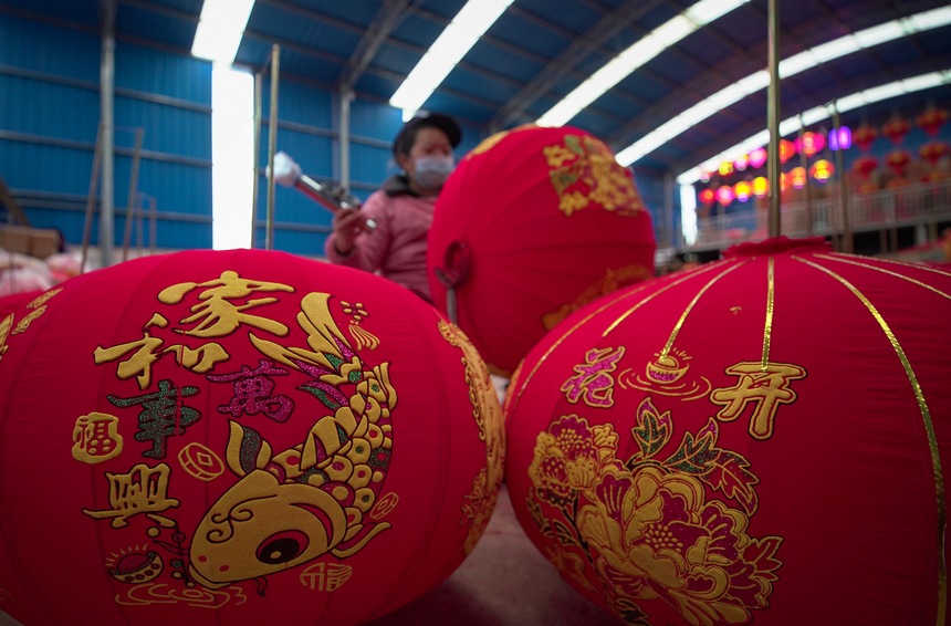 工人在制作燈籠。