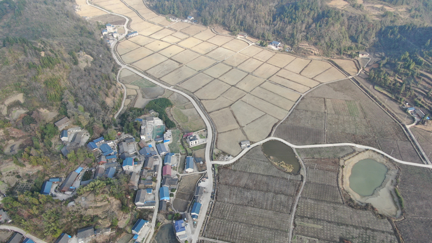 航拍下的壩區(qū)和村莊。吳啟萍攝