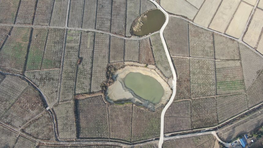 航拍下的壩區(qū)和村莊。吳啟萍攝