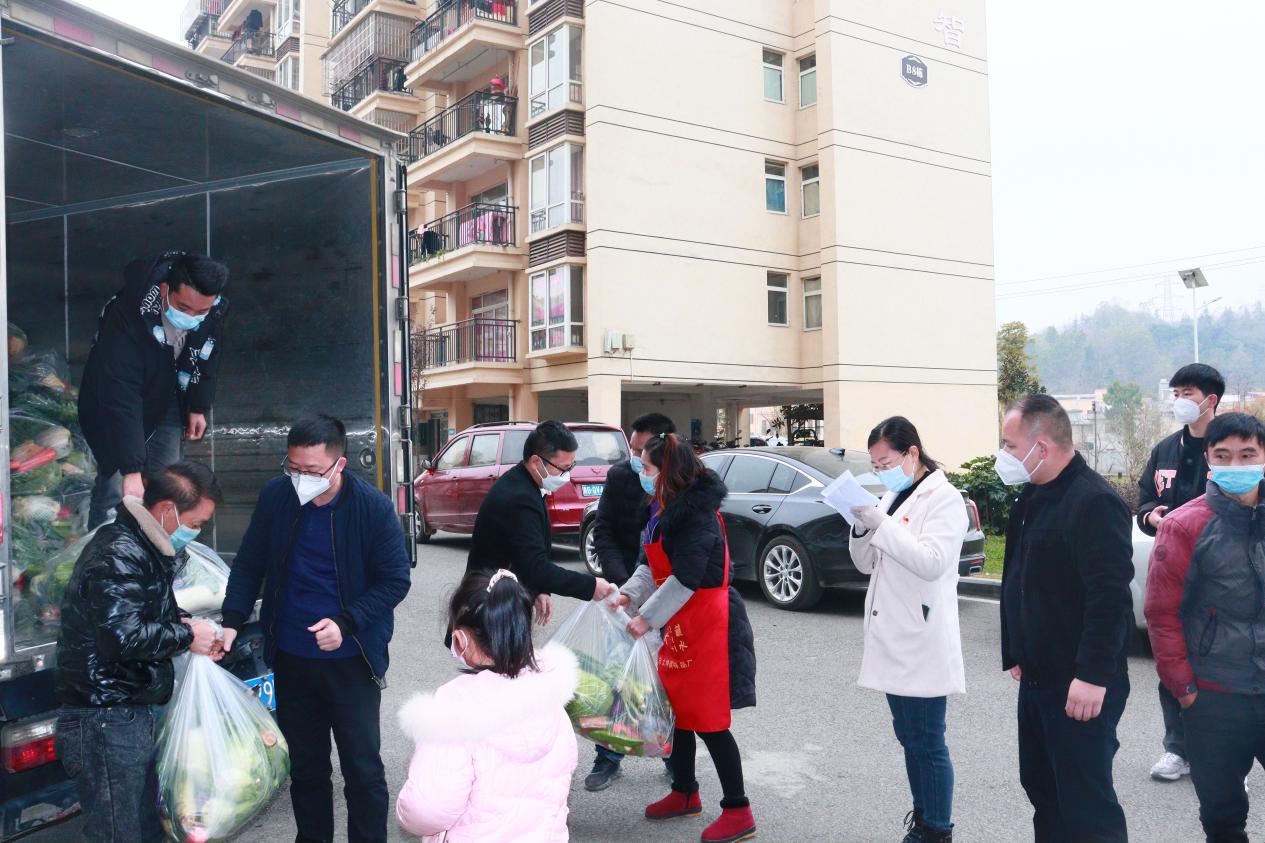 蔬菜包發放給群眾。