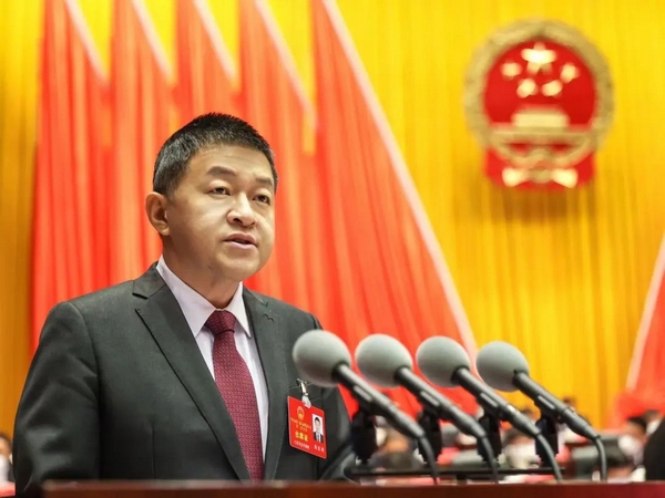 吳東來作政府工作報告。