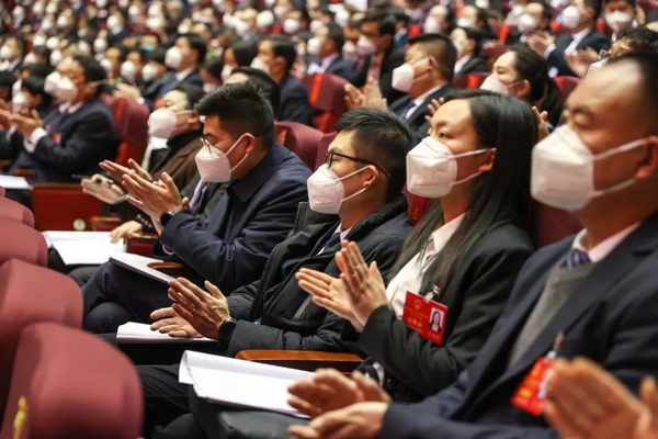 與會人員熱烈鼓掌。