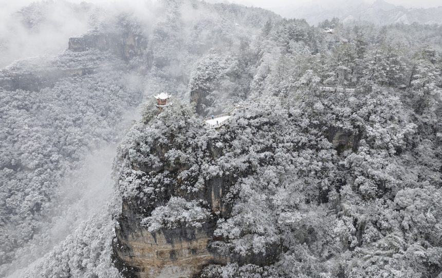 2022年12月28日，施秉縣云臺山銀裝素裹，云霧縹緲，猶如一幅水墨畫卷。磨桂賓攝