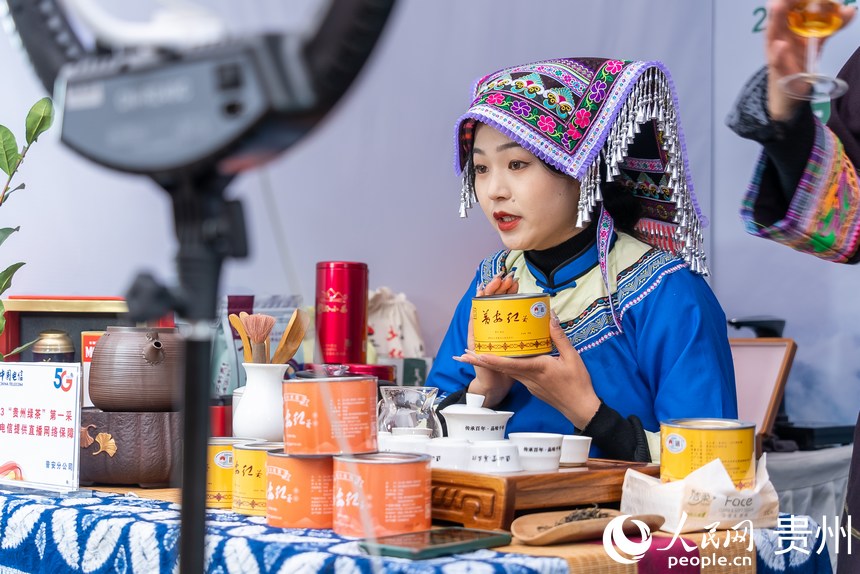 2023年“貴州綠茶”第一采活動現場，主播正在直播賣茶。人民網 涂敏攝