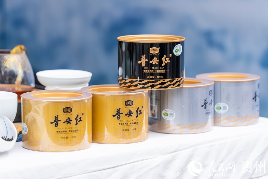 活動現場展出的普安紅茶。人民網 涂敏攝