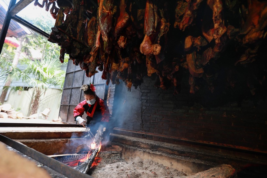 2023年1月2日，苗族群眾在烘烤臘肉、香腸。