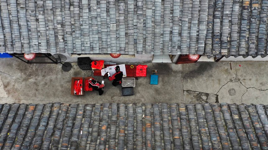 2023年1月2日，苗族群眾正忙包裝臘味年貨，供應市場。