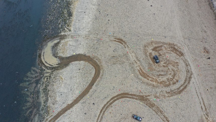 １月１日，越野車愛好者在貴州省黔東南州劍河縣開展越野車競技。