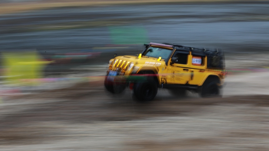 １月１日，越野車愛好者在貴州省黔東南州劍河縣開展越野車競技。